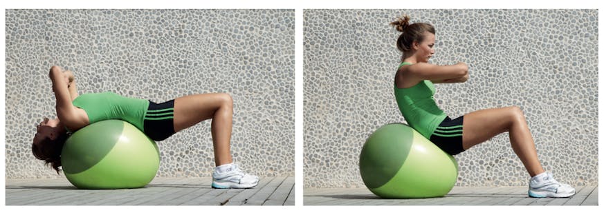 Nainen tekee vatsarutistusta jumppapallolla