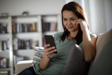 Nainen puhuu puhelimessa