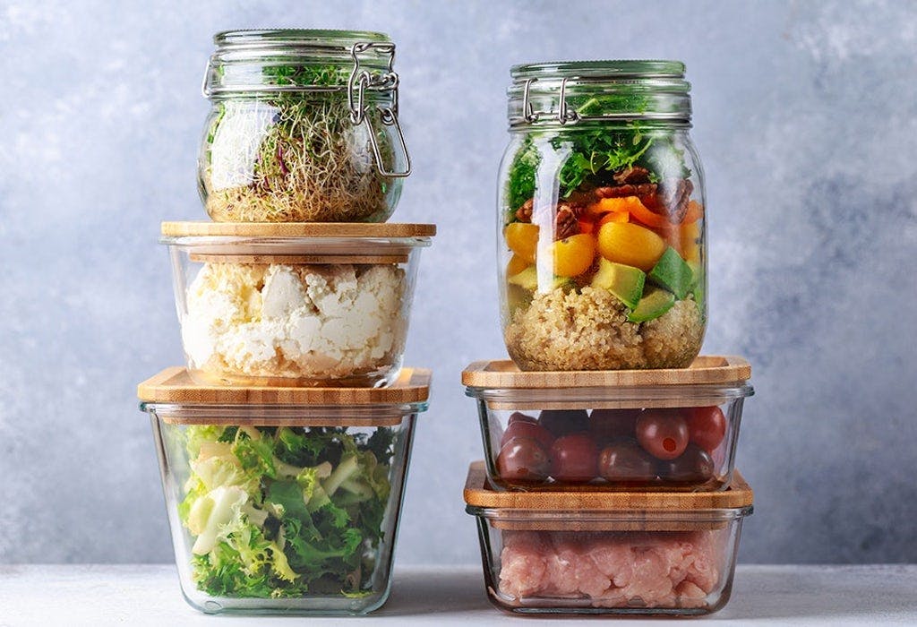 Gjennomsiktige bokser med matrester