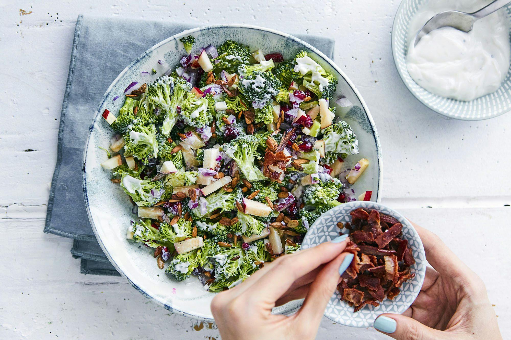 Broccolisallad med knaprig bacon