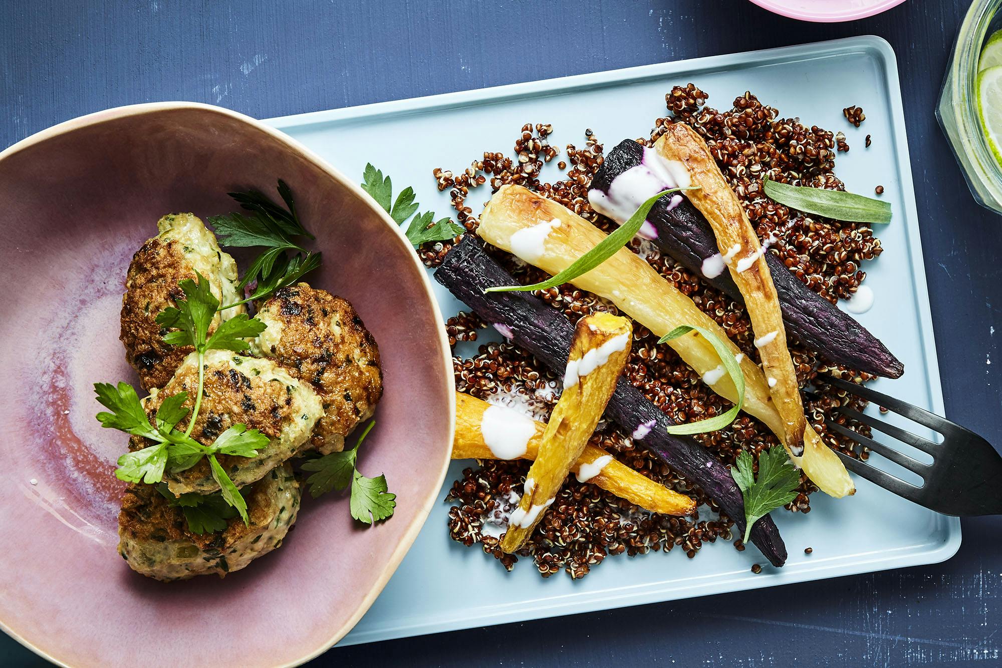 Kyllingefrikadeller med gulerod-quinoa-salat