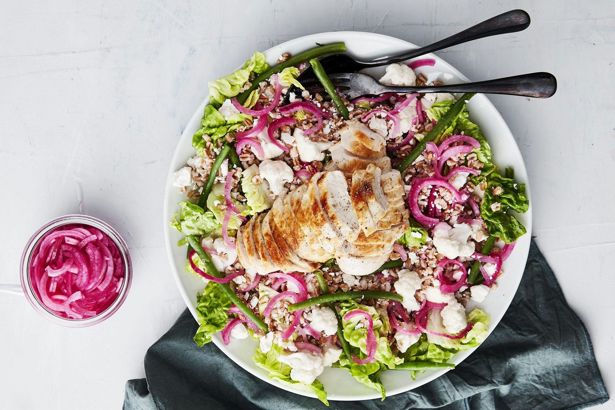 Sallad med matvete, kyckling och syltad rödlök