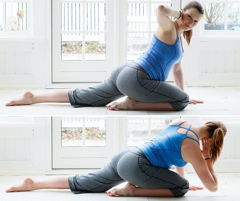 Gravid kvinna gör övningar på golvet