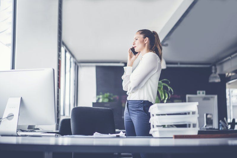 Kvinna står upp på jobbet