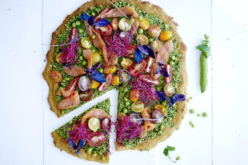 Grønn pizza på søtpotetbunn