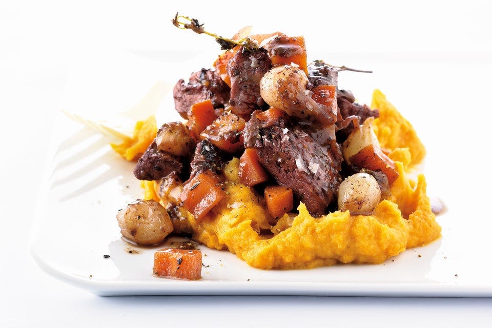 Coq au vin på søtpotetmos