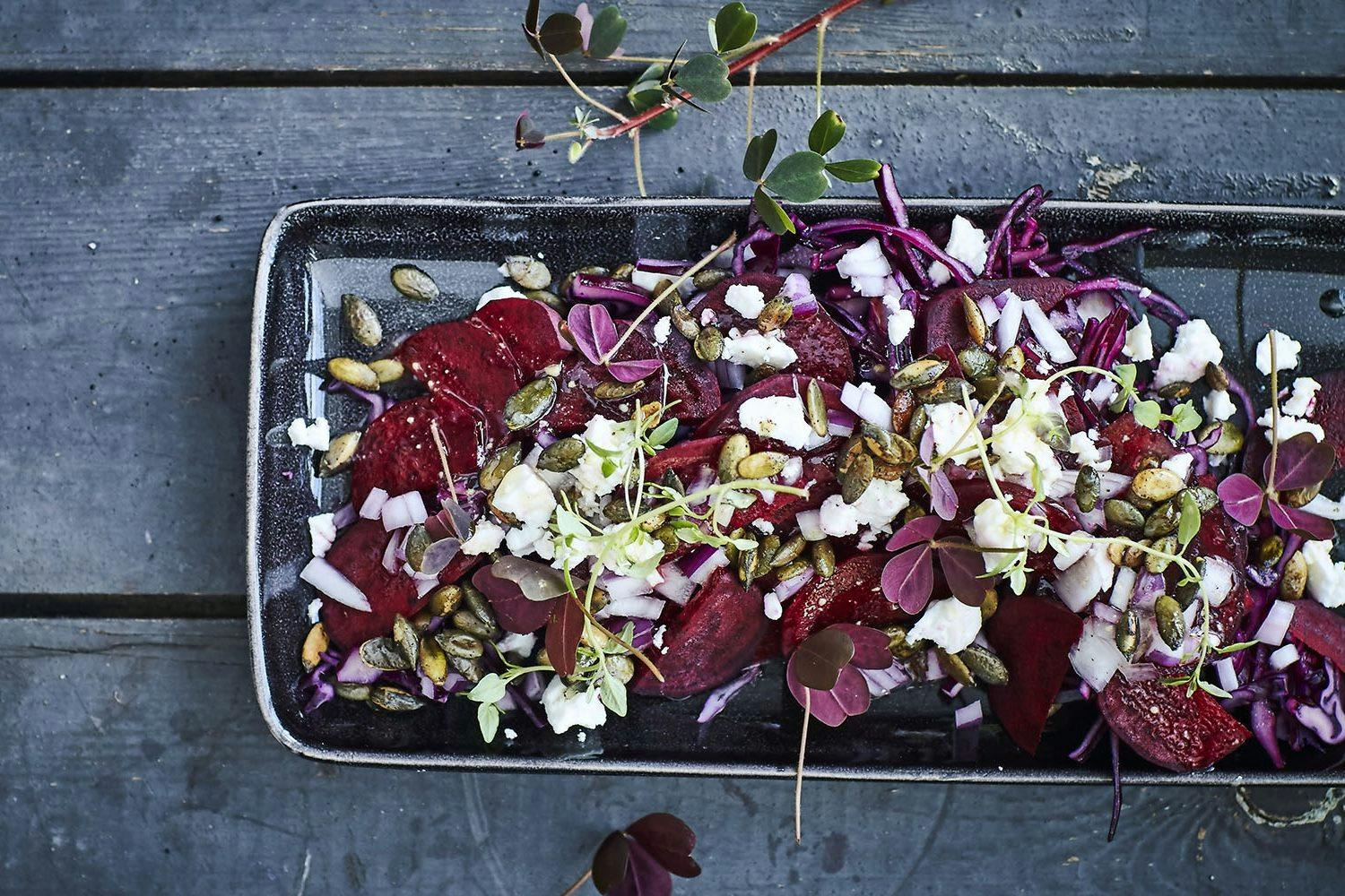 Rødbedesalat med rødkål, rødløg og feta