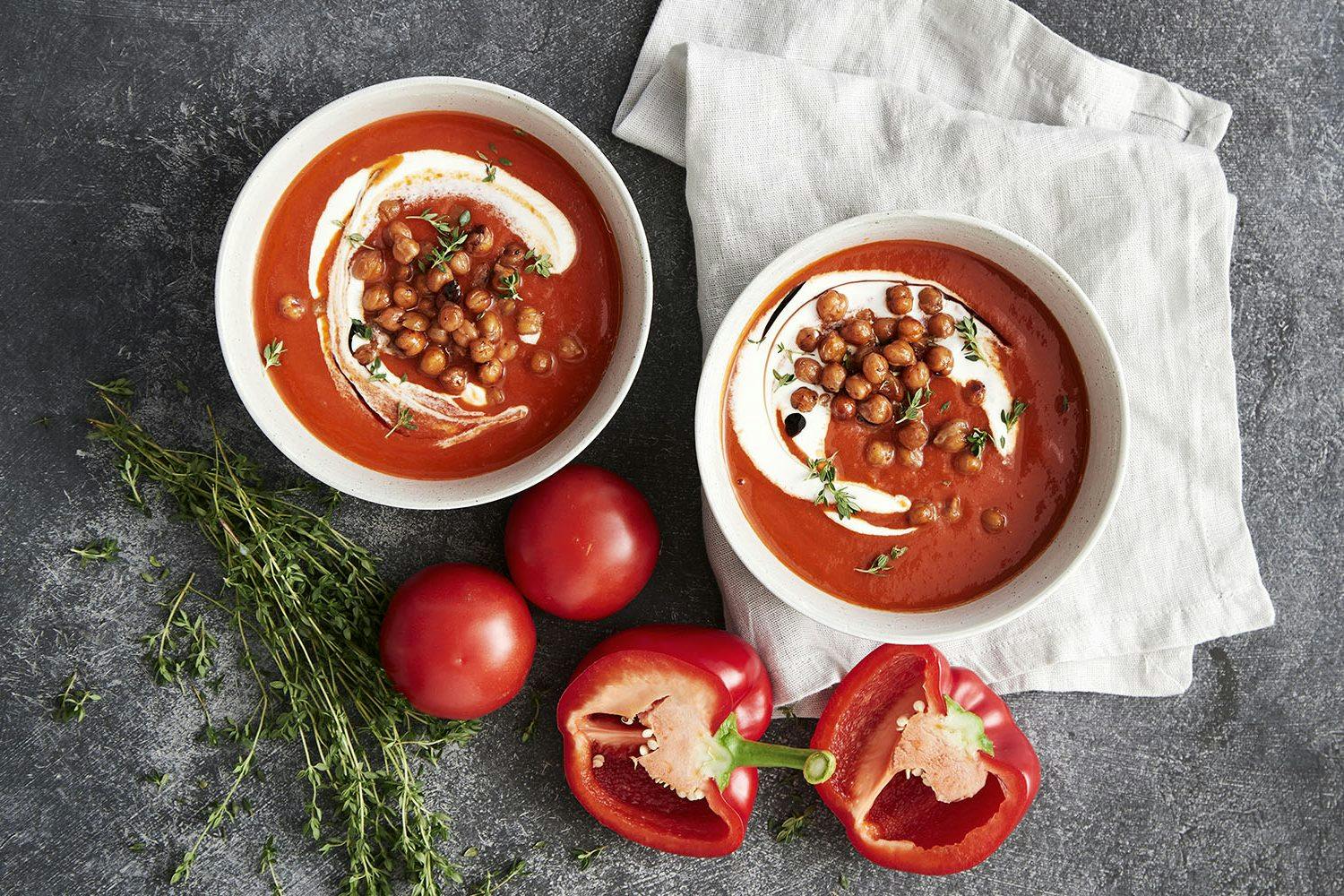 Kremet, hjemmelagd tomatsuppe med sprø kikerter