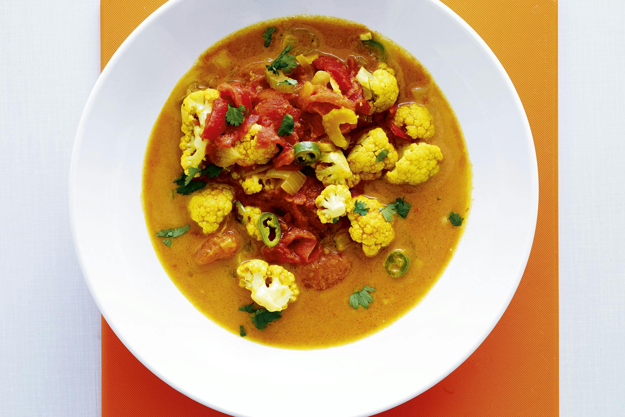 Indisk tomat-grøntsagssuppe med kikærter