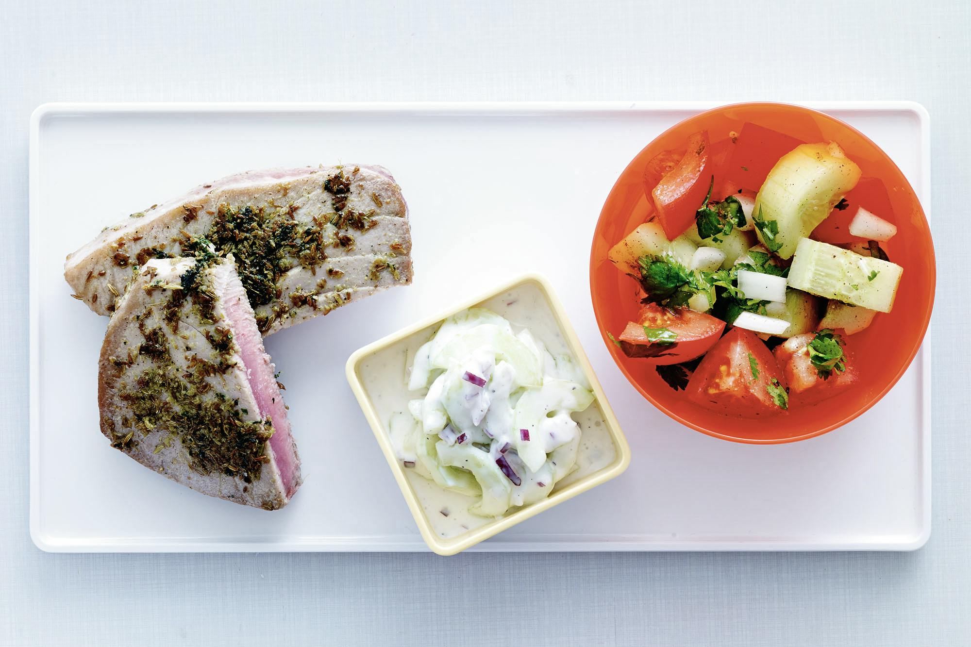 Krydret tunbiff med ris, raita og tomatsalat