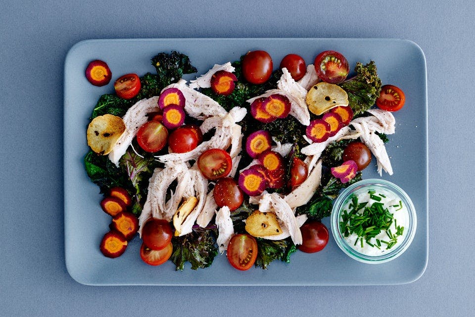 Grønnkålsalat med kylling, gulrøtter og tomater