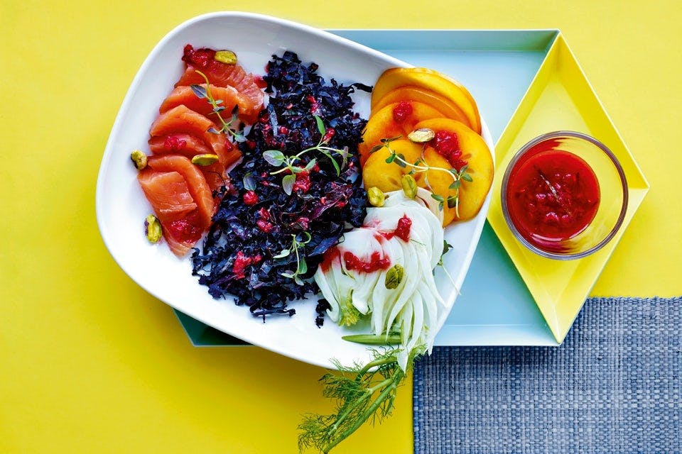 Grønnkålsalat med laks, fennikel, sharonfrukt og bringebær- og limedressing