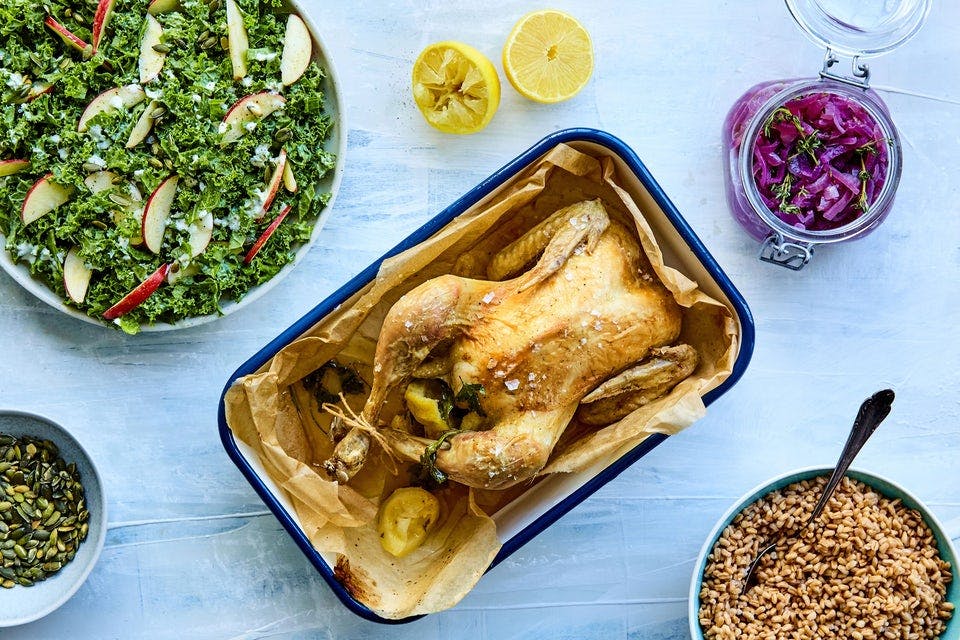 Grønnkålsalat med eple til ovnsbakt kylling og perlespelt