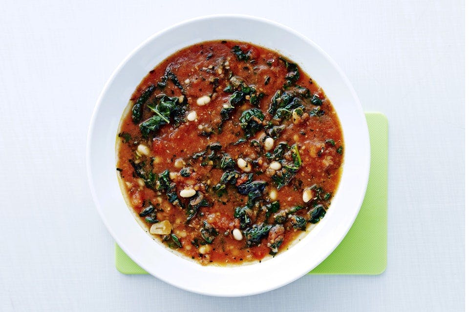 Suppe med tomat, kål og svarte bønner