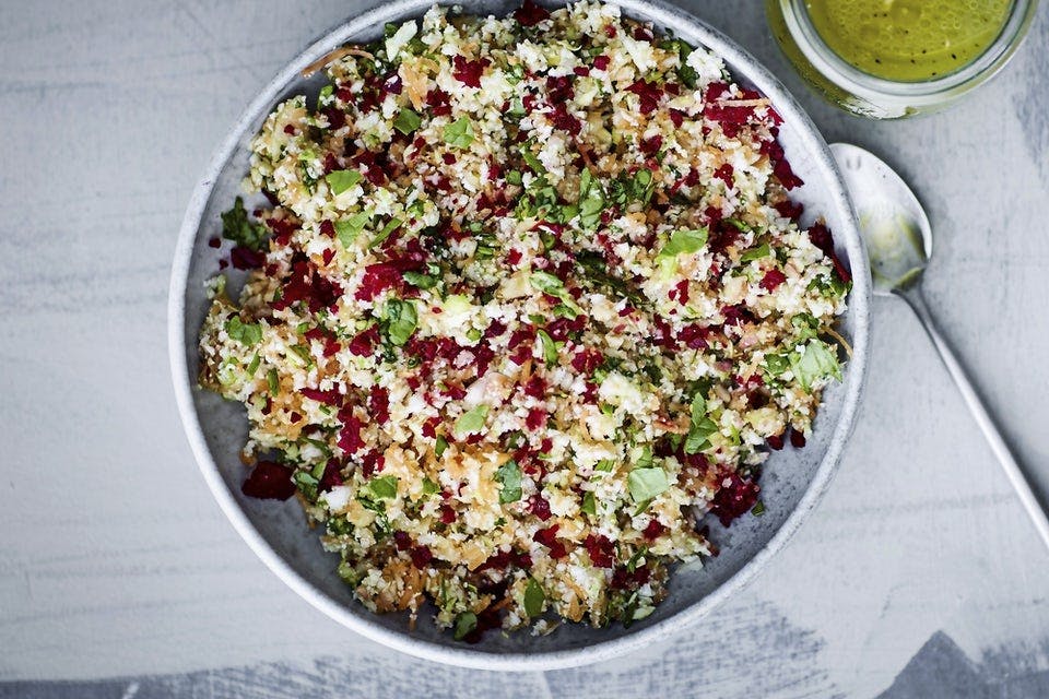 Grönkålssallad med blomkål, rödbetor, brysselkål och äpple