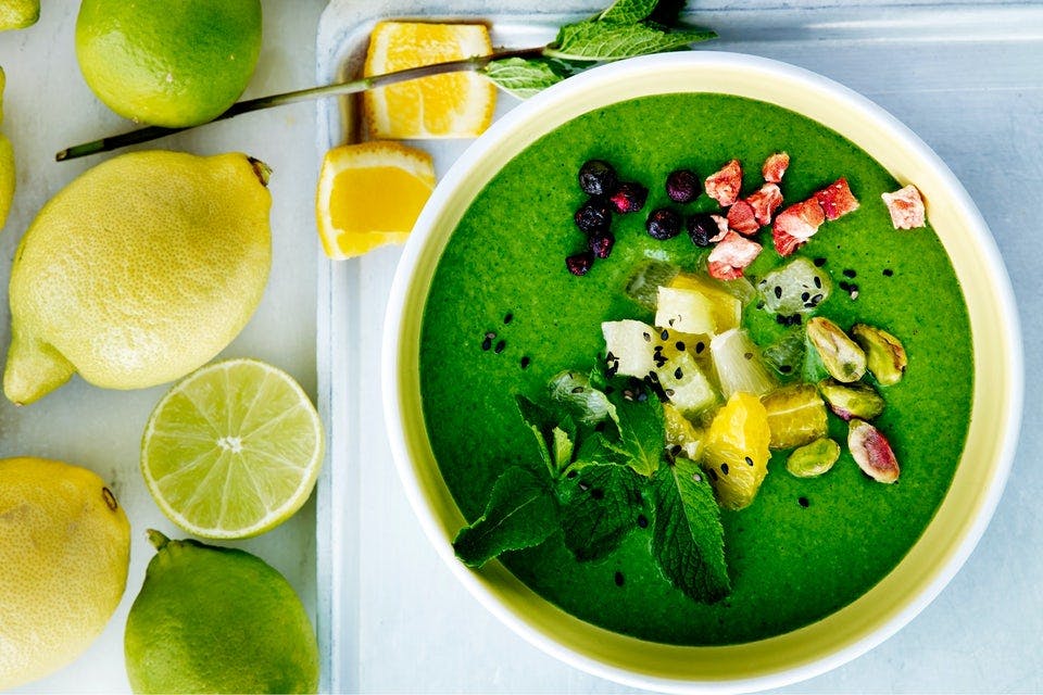 Energibowl med grönkål, banan, kvarg och citron