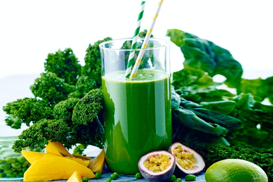 Smoothie med grönkål, spenat, mango och passionfrukt