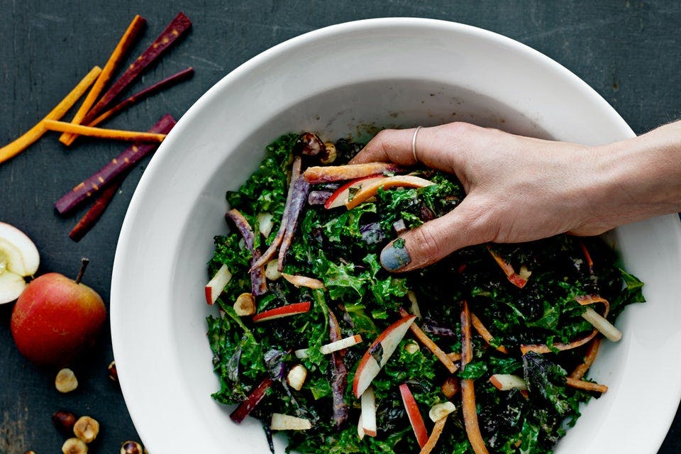 Lehtikaali-hasselpähkinä-omenasalaatti