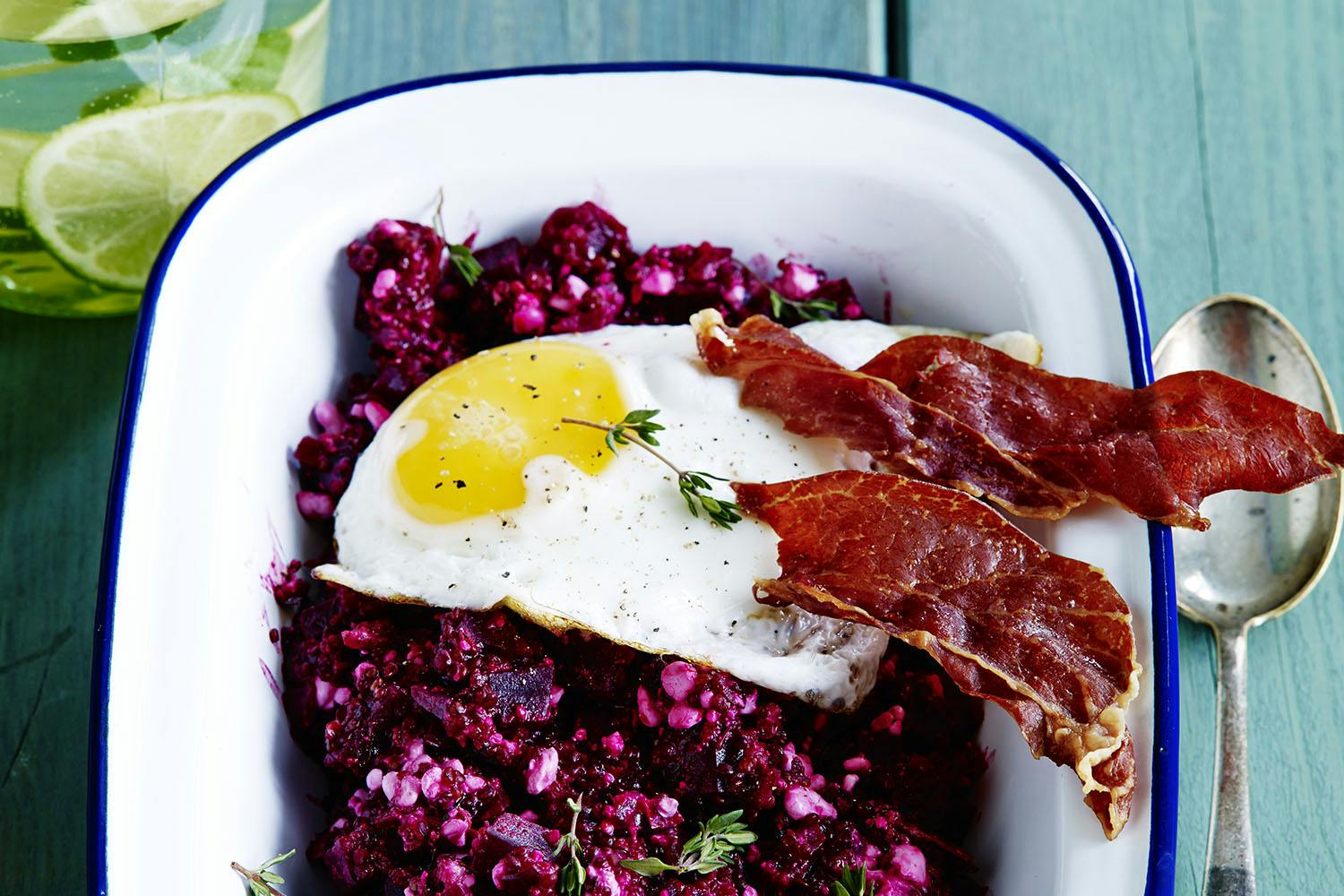 Rödbetsgröt med stekt ägg och parmaskinka