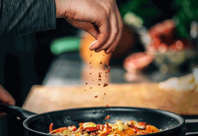 Mausteita ripotellaan ruokaan