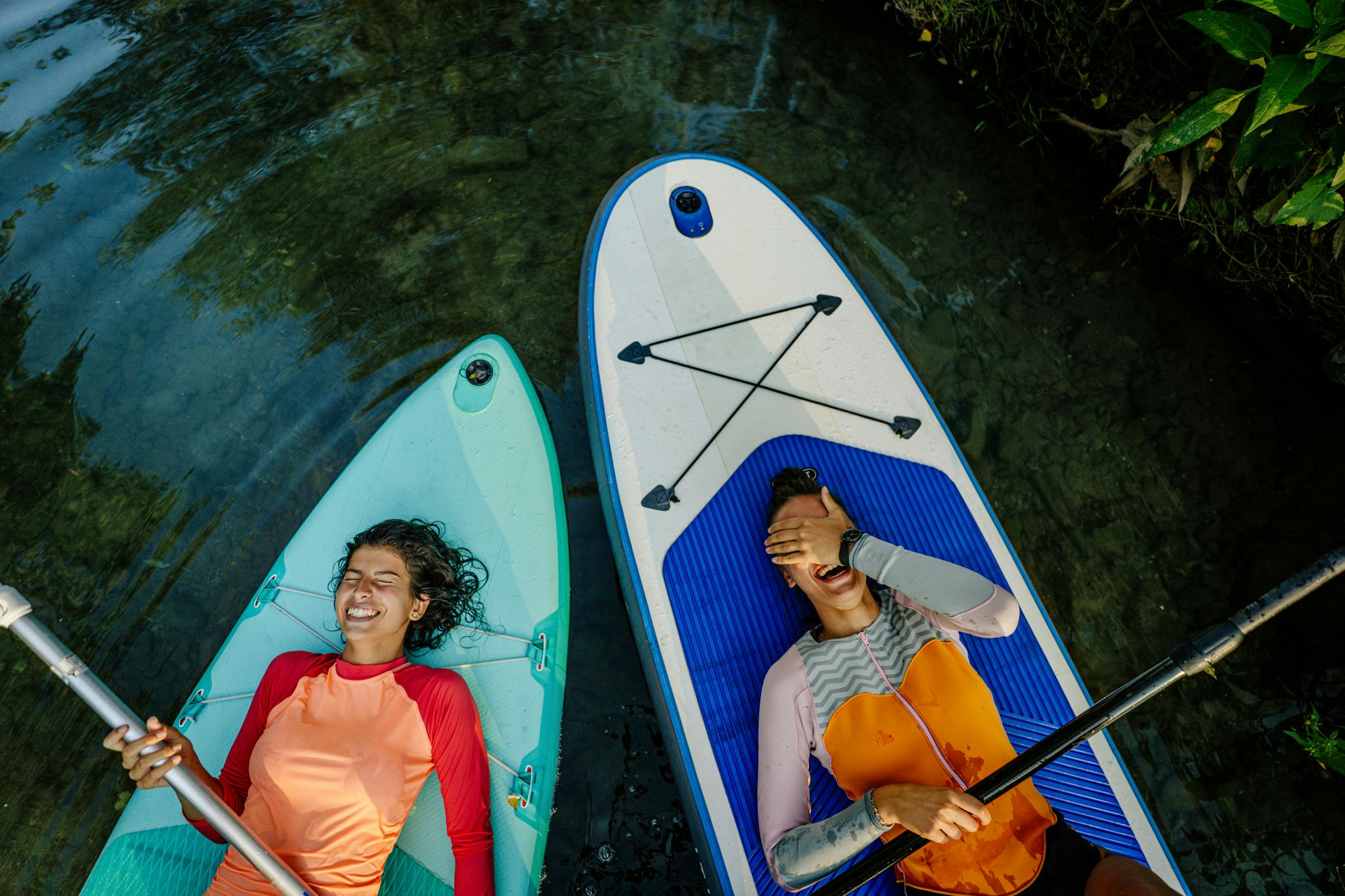 Kvinder, der dyrker stand up paddle.