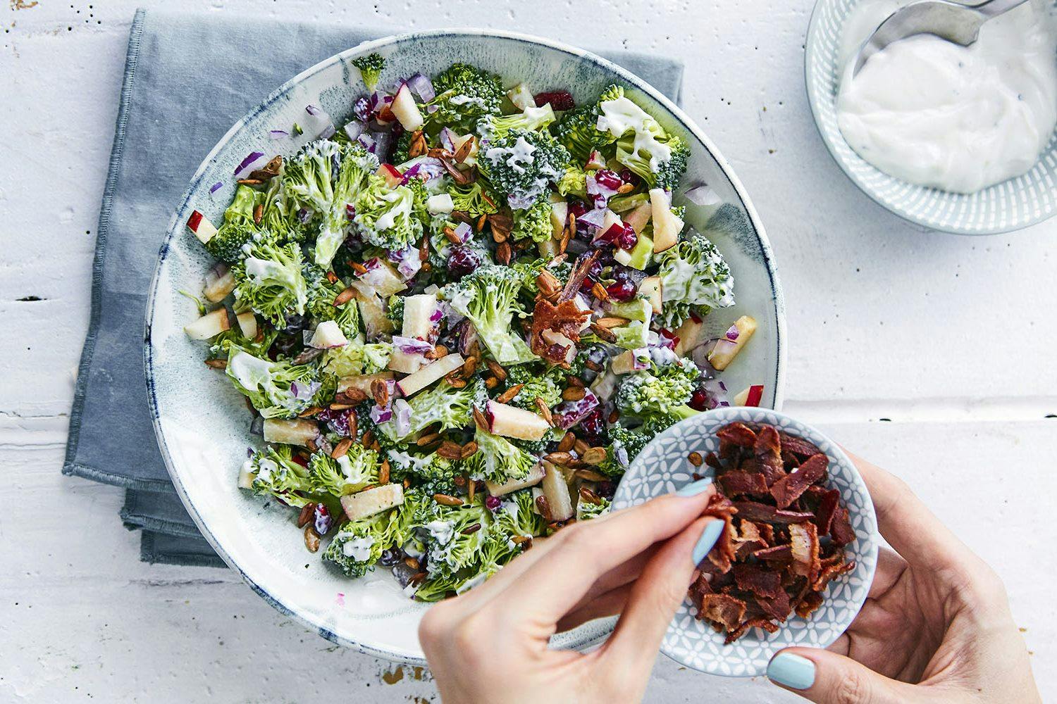 Bacon som topping på salat