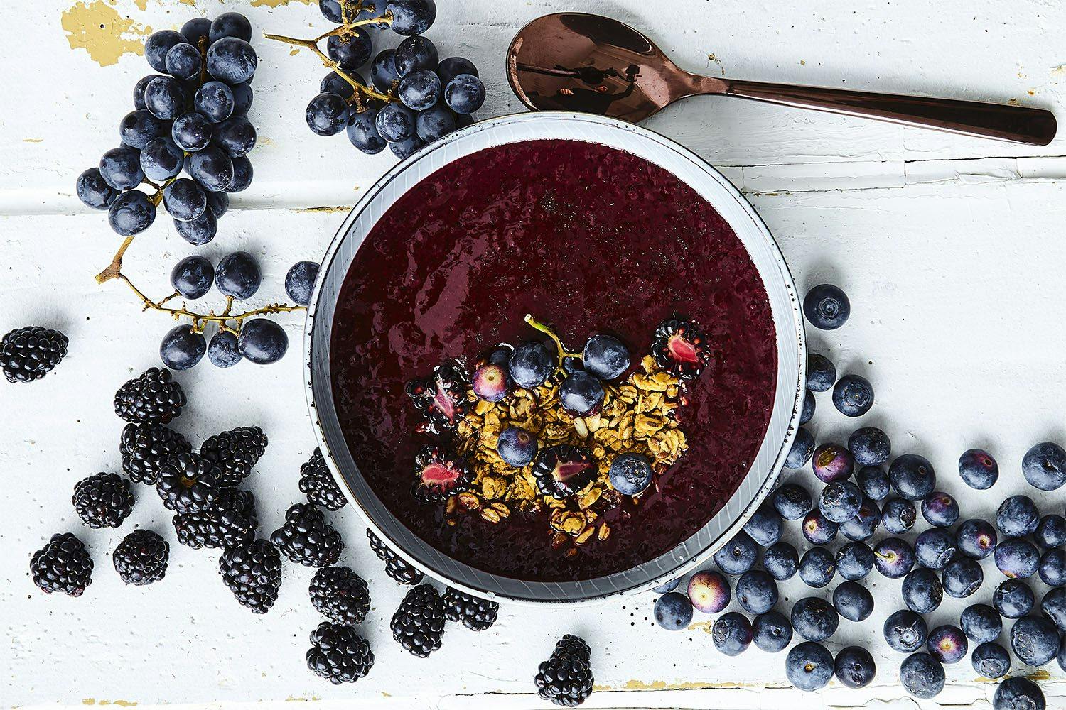 Blåbærsmoothiebowl med spinat og granola