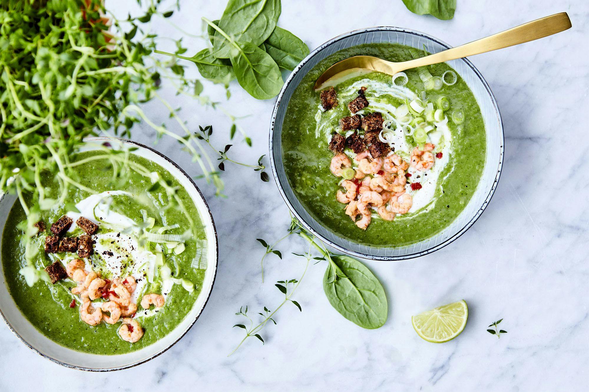 Broccolisoppa med spenat, purjolök och räkor