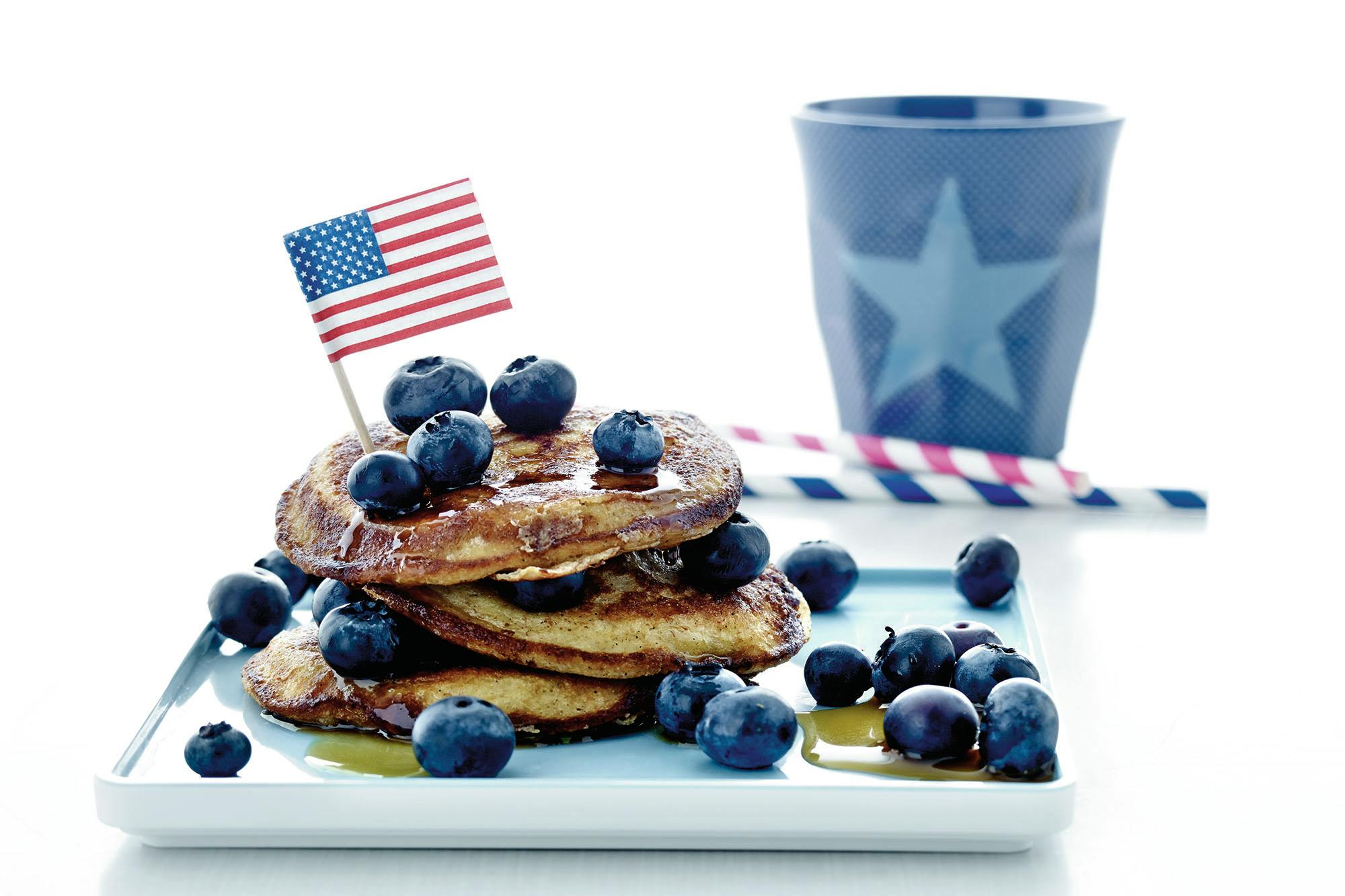 Amerikanske bananpannkakor med blåbär, sirap och ricotta