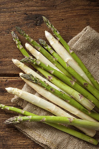 Hvite og grønne asparges