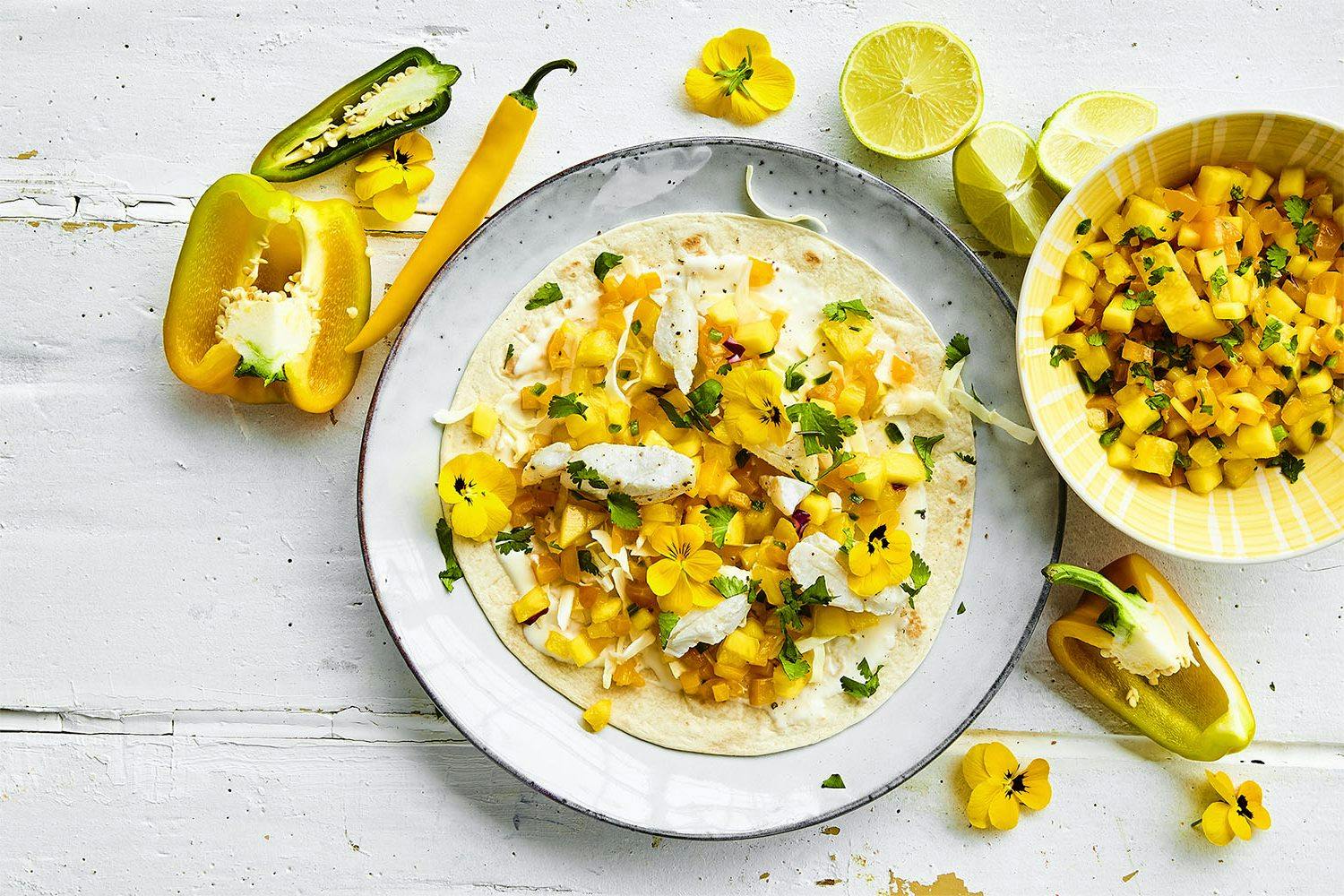 Kalatäytteiset tortillat ja mango-ananassalsaa