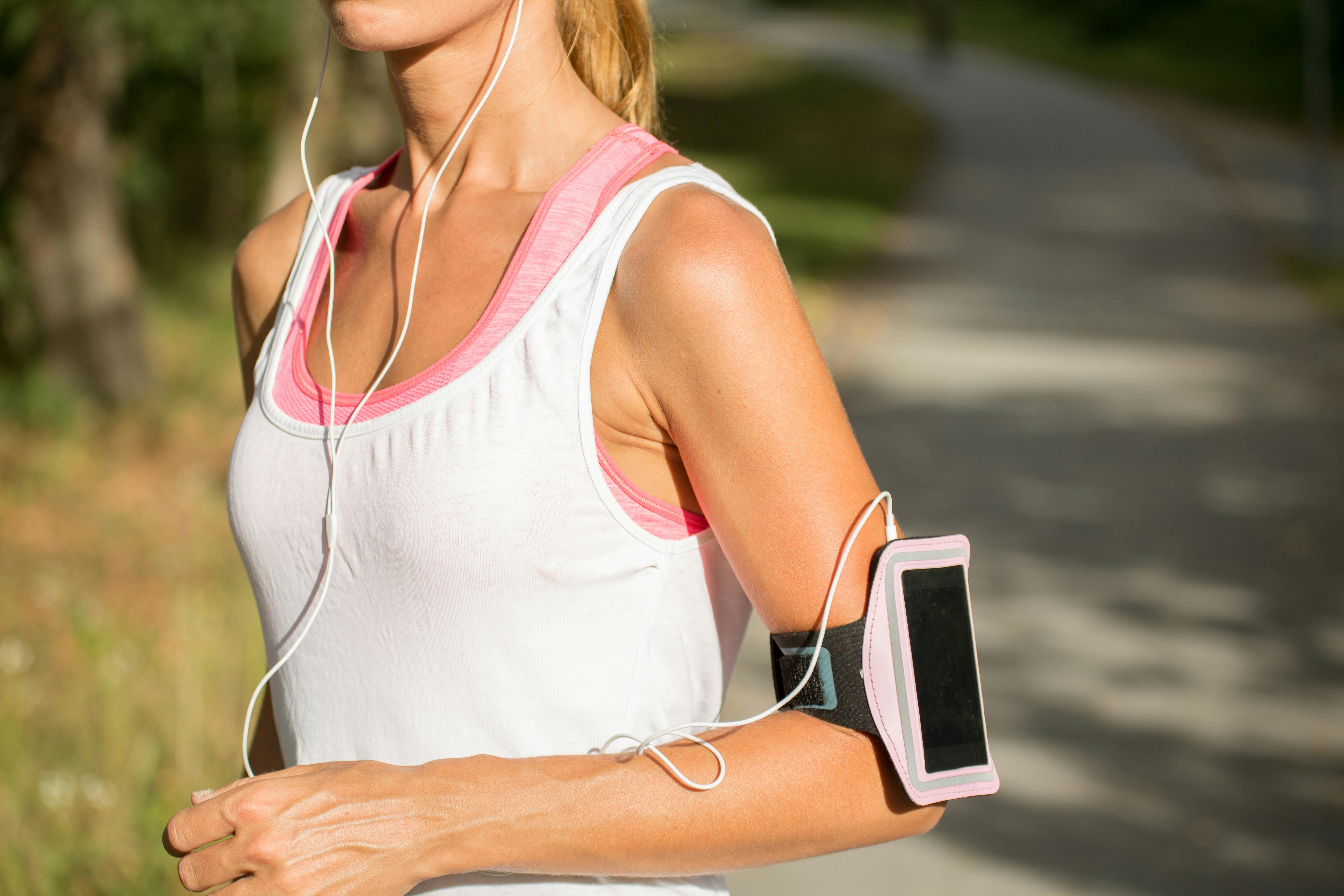 Kvinna med löpararmband