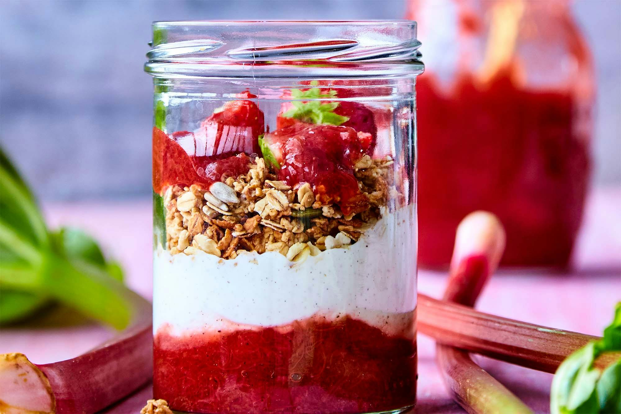 Fräsch rabarberdessert med jordgubbar, skyr och granola