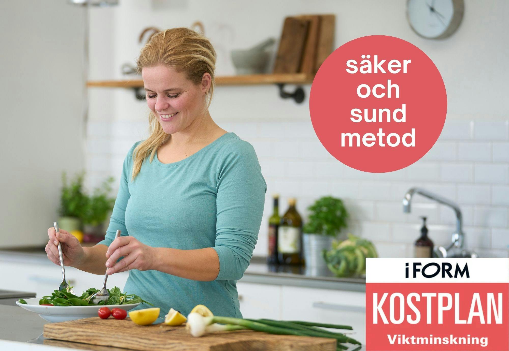 Kvinna lagar mat för I FORM Viktminskning Kostplan
