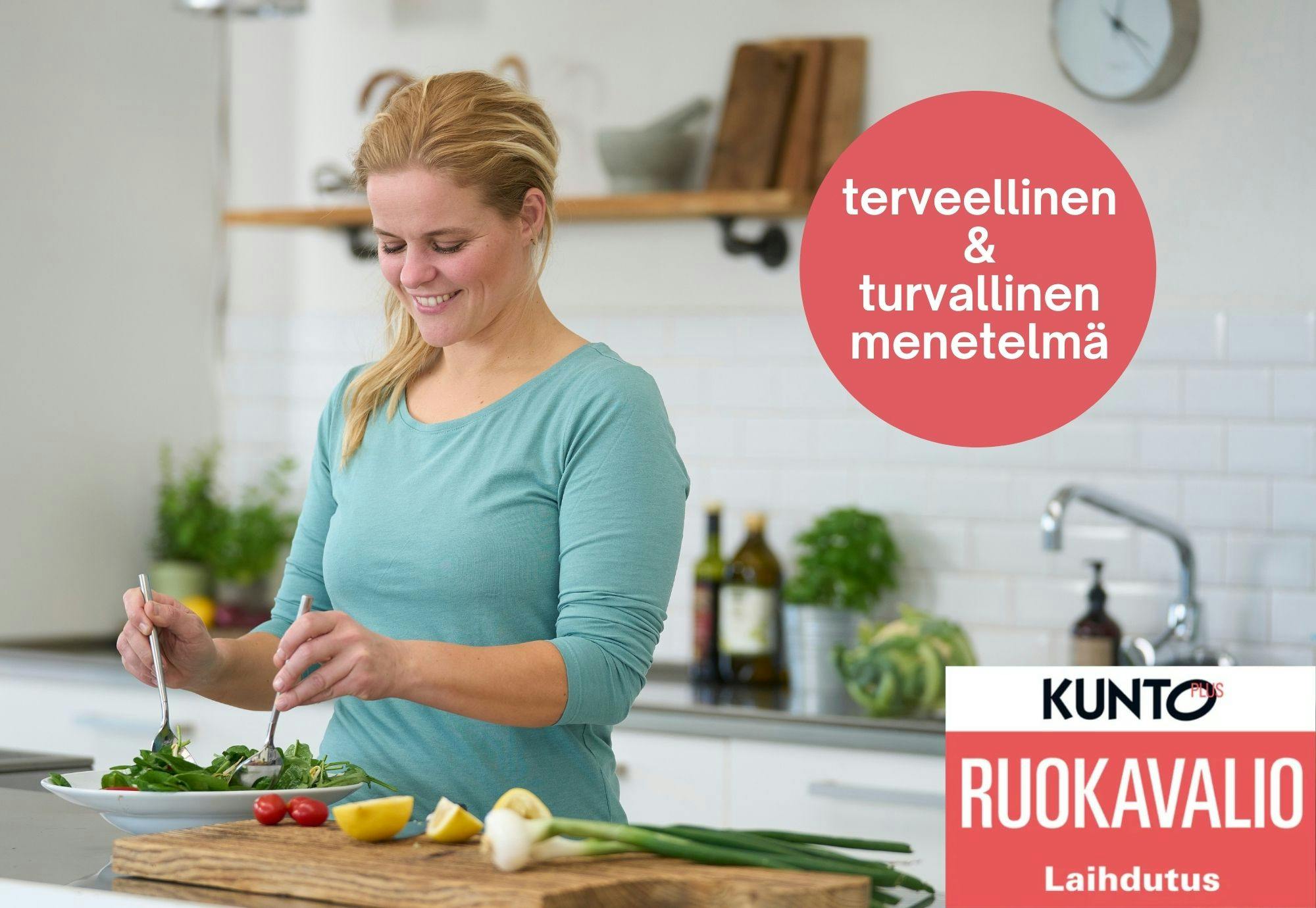 Nainen laittaa ruokaa KUNTO PLUS Ruokavalion mukaisesti laihtuakseen.