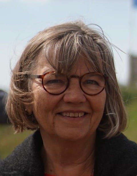 Kvinne som går på tur