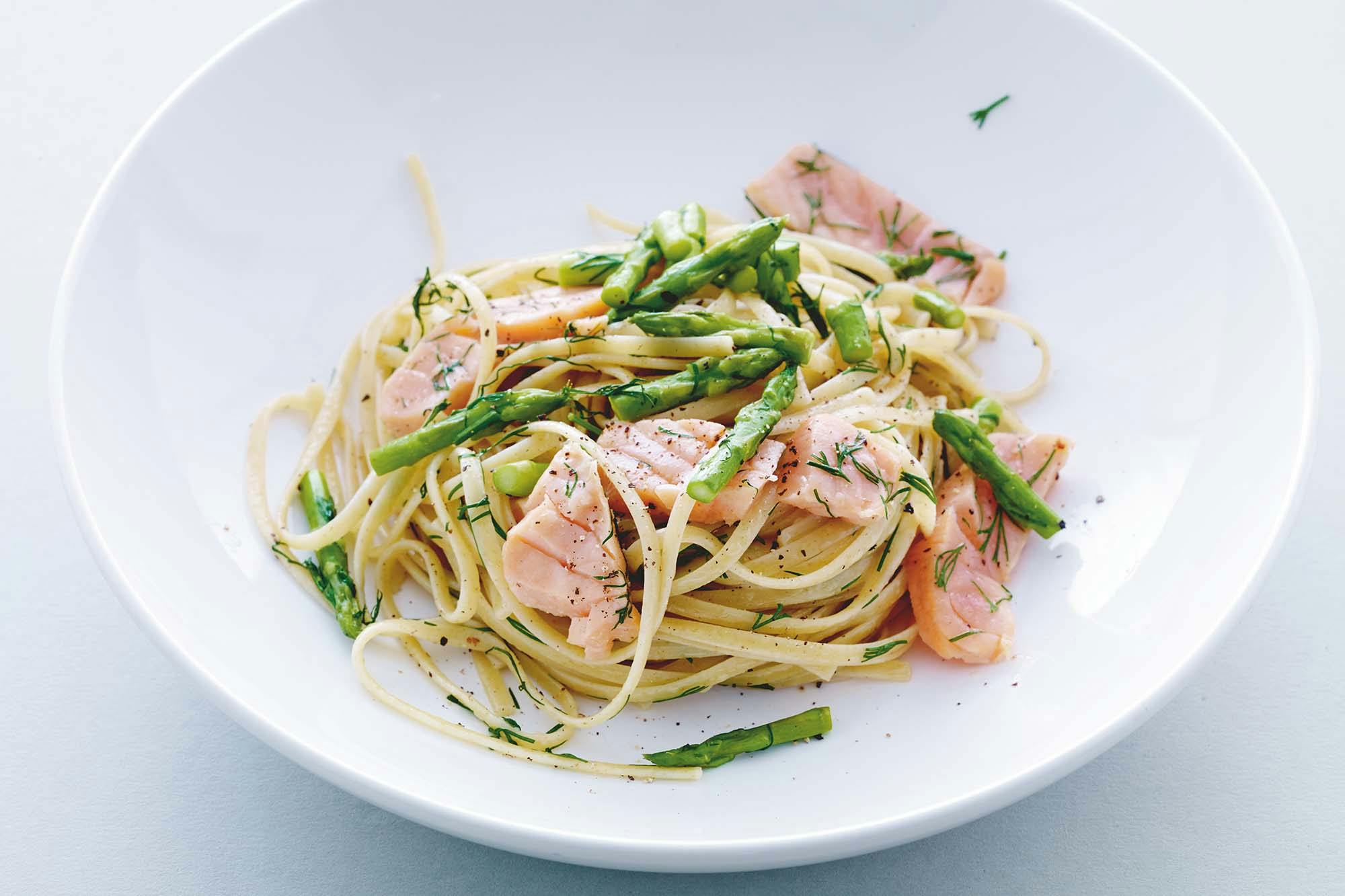 Hurtig pasta med laks og asparges