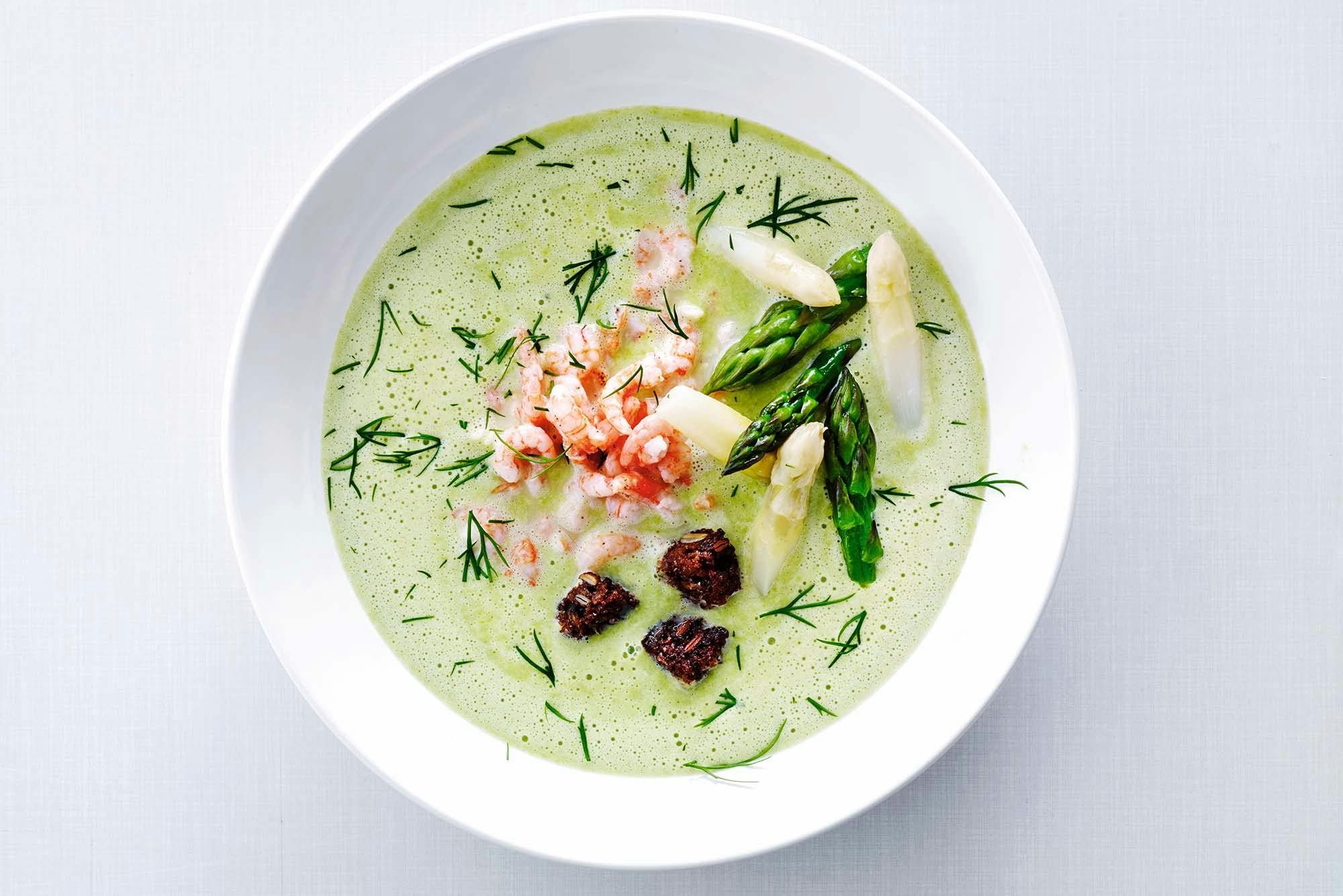 Grøn aspargessuppe med rejer og dild