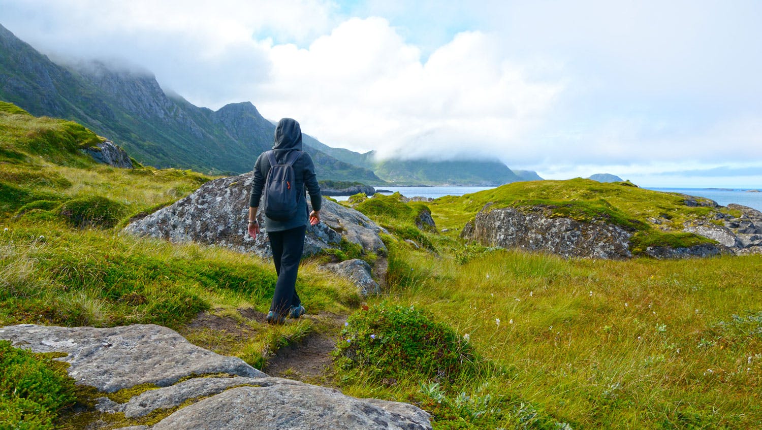 Kvinna på tur i Nordnorge