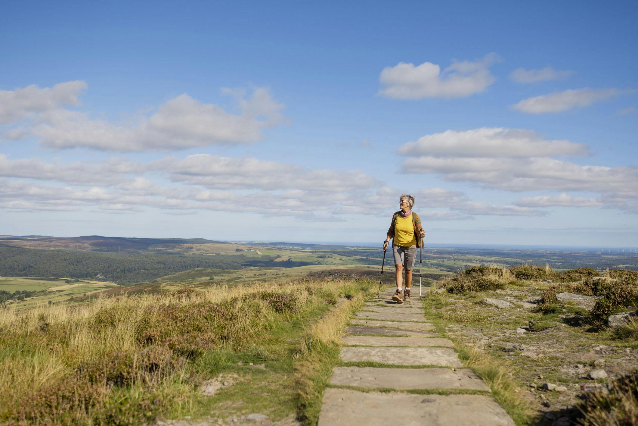Kvinnor tränar i öppet landskap. Förbättrar sömnen.