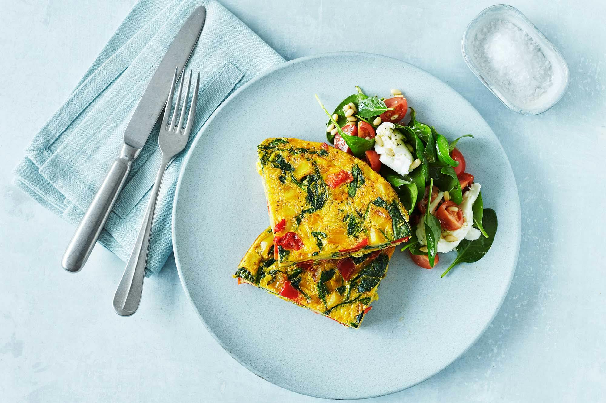 Low FODMAP-eggekake med poteter, paprika og spinat.