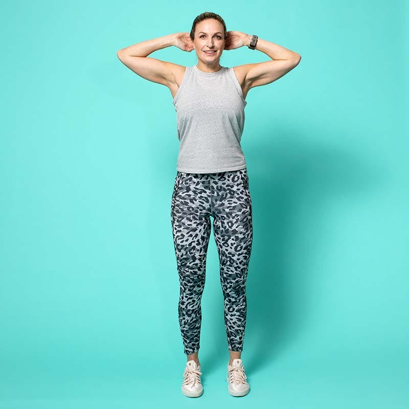 Bild av kvinna i träningskläder som gör en magövning