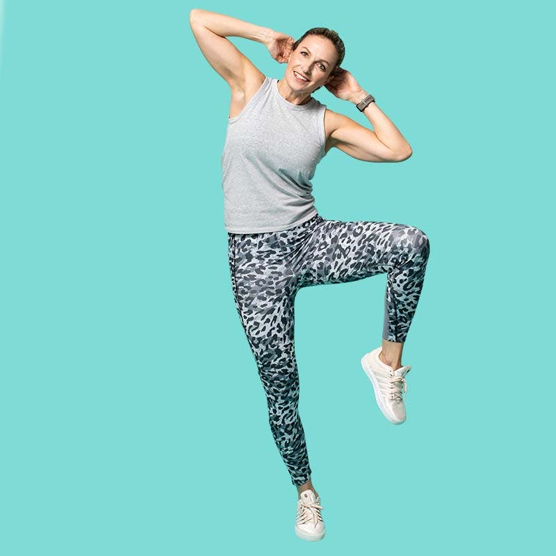 Bild av kvinna i träningskläder som gör en magövning