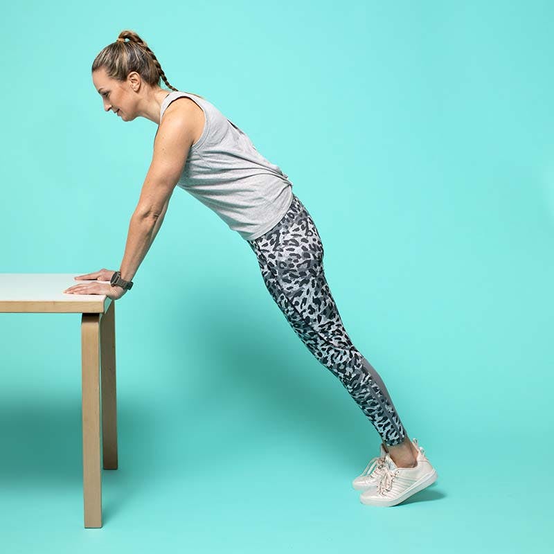 Bild av kvinna i träningskläder som gör stående moutain climbers