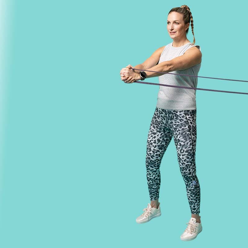 Kvinna i träningskläder som gör pallof-press