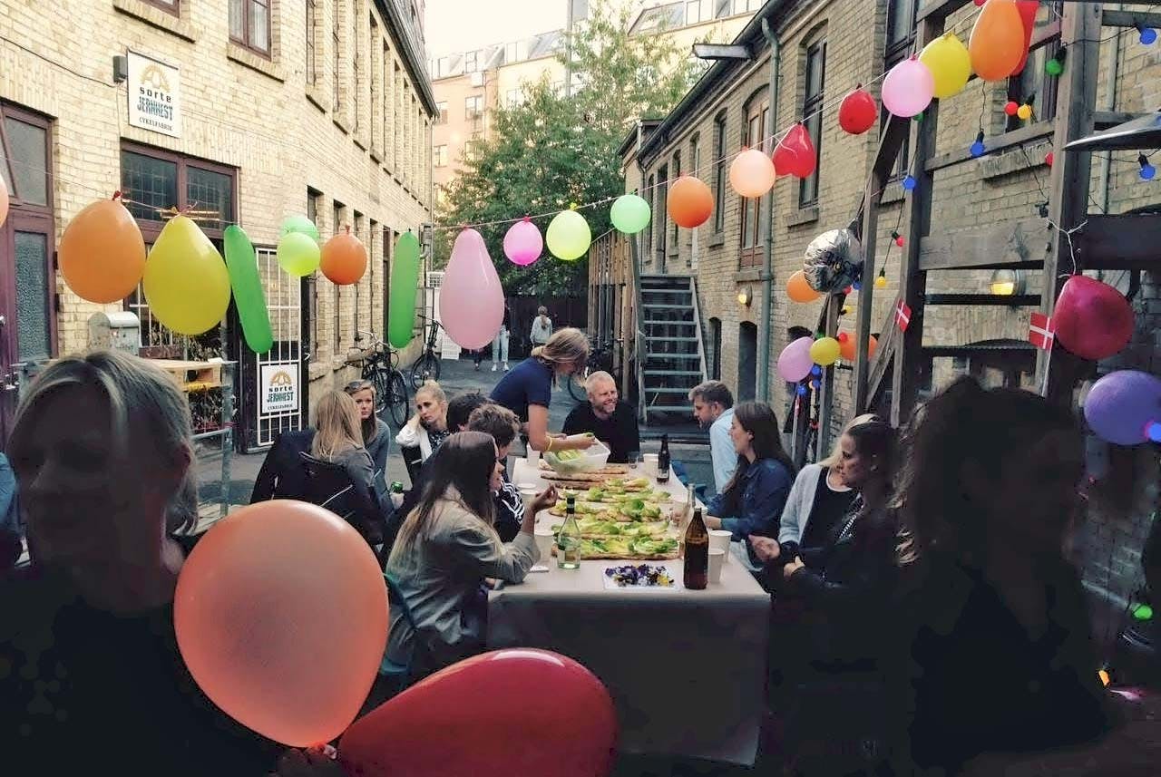 Knytkalas med buffé på en innergård.