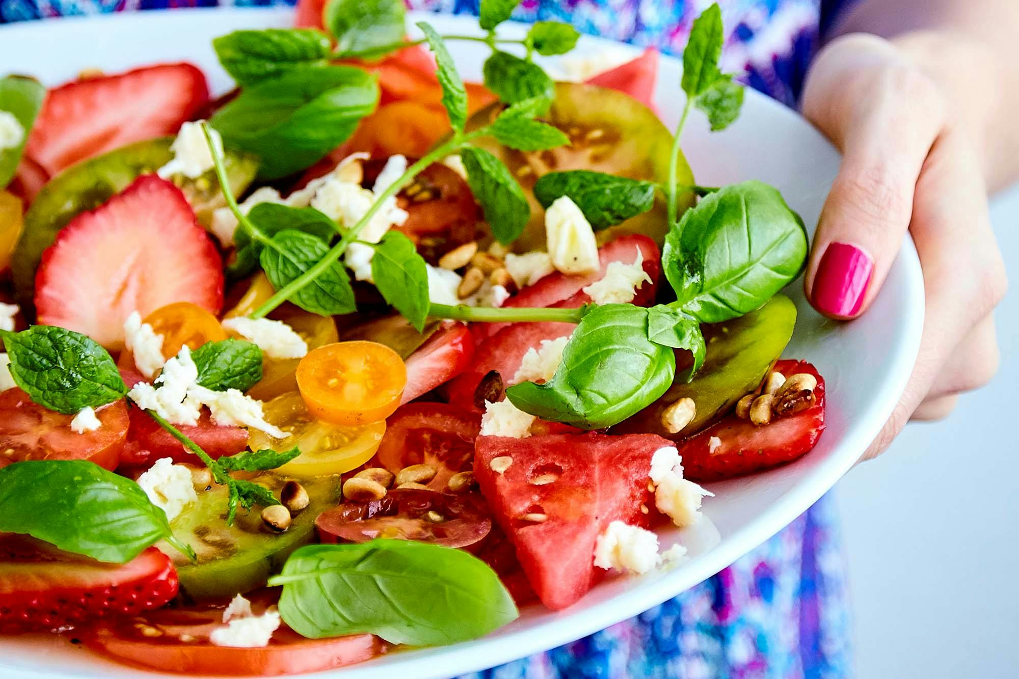 Tomatsalat med jordbær, vandmelon og mozzarella