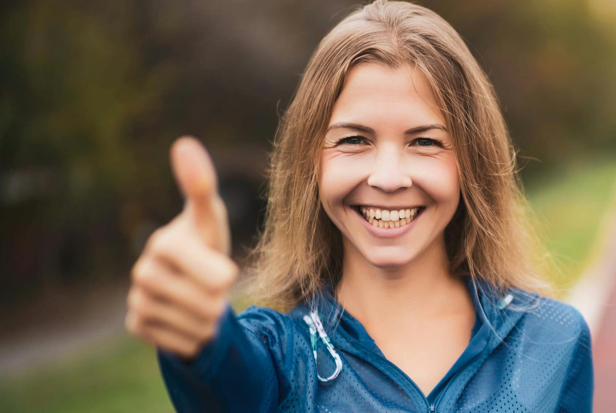 Kvinna som gör tummen upp