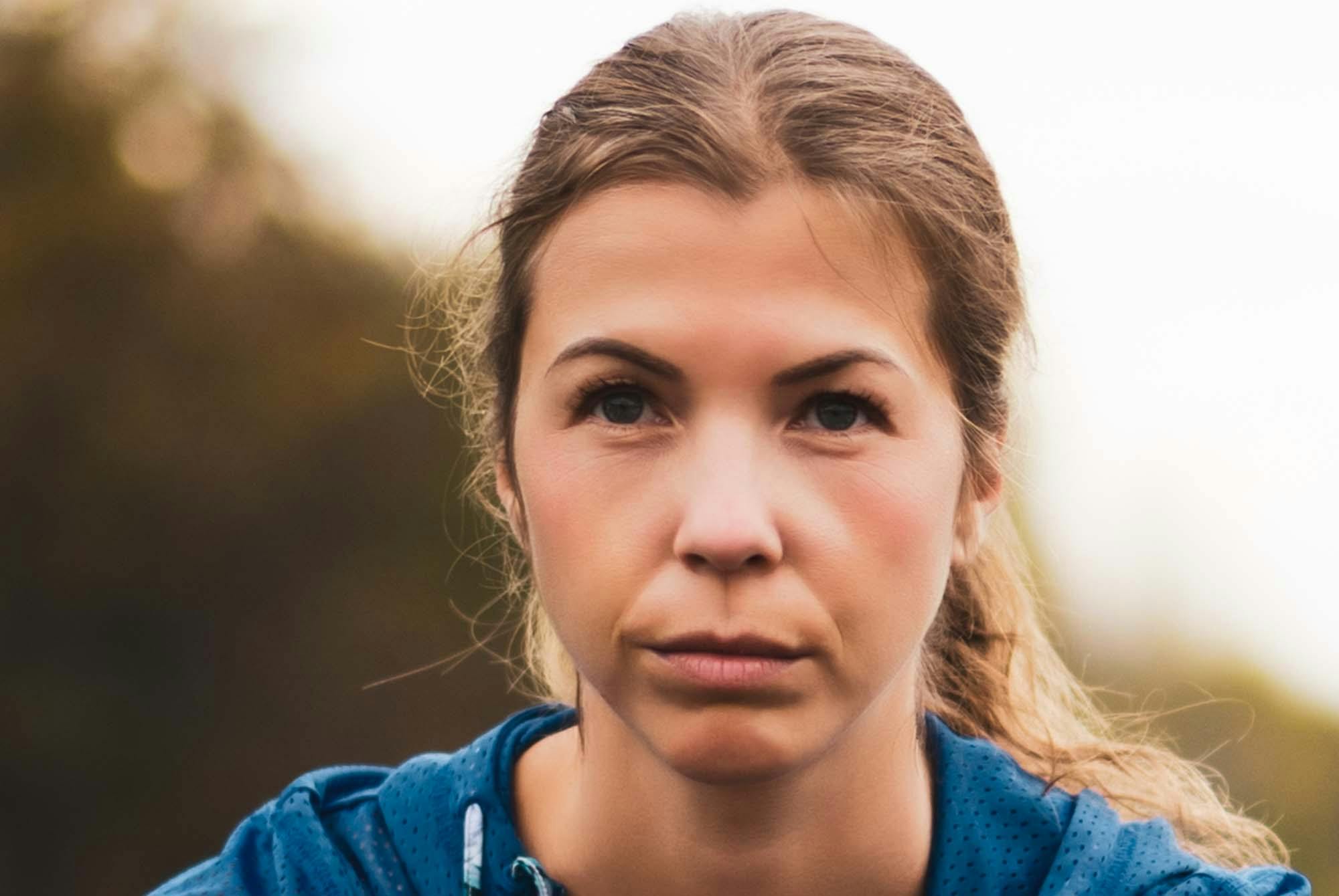 Närbild av en kvinnas ansikte, som är fokuserat