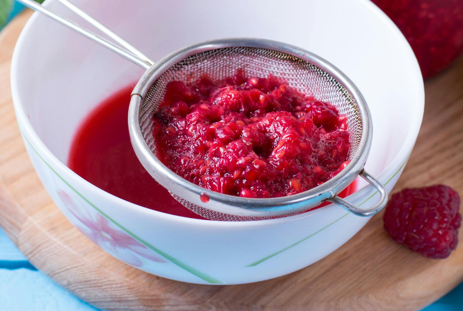 Vadelmia siivilässä siementen pois siivilöintiä varten